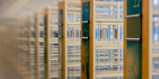 Pilha de livros usados prontos para doação em campanha de biblioteca