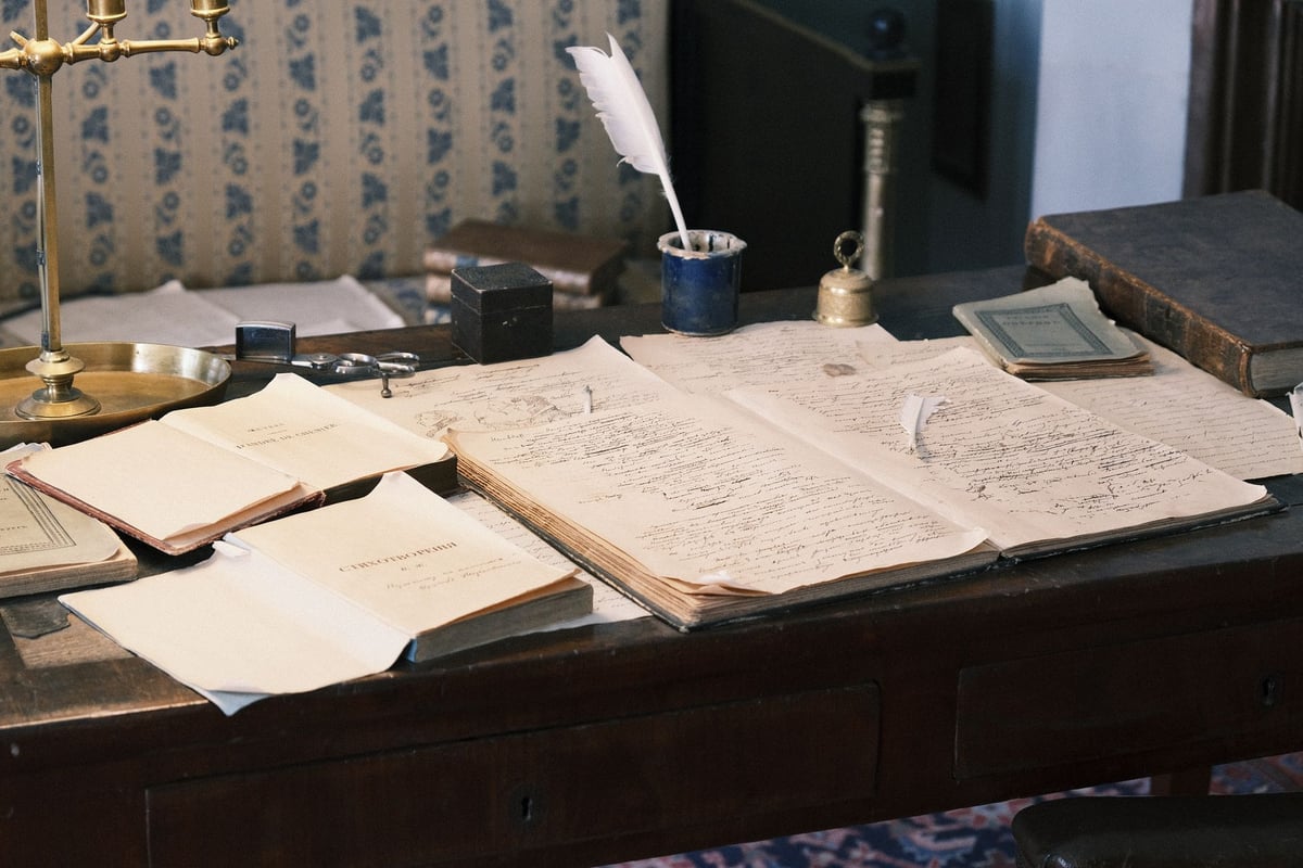 Livro aberto sobre mesa, com páginas de consulta e leitura