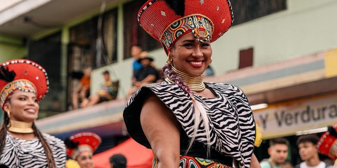 Elementos da cultura afro-brasileira e uma bandeira do Brasil, em referência ao feriado de 20 de novembro