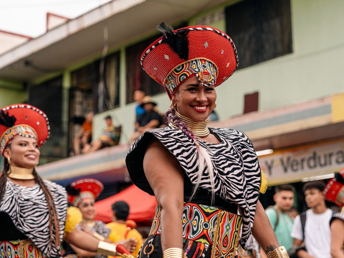 Elementos da cultura afro-brasileira e uma bandeira do Brasil, em referência ao feriado de 20 de novembro