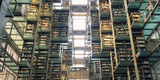 livros abertos empilhados sobre mesa de biblioteca com luz natural