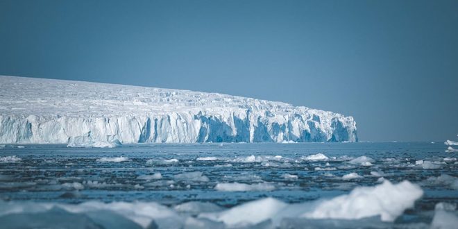 Módulos de base científica isolada em paisagem gelada e montanhosa