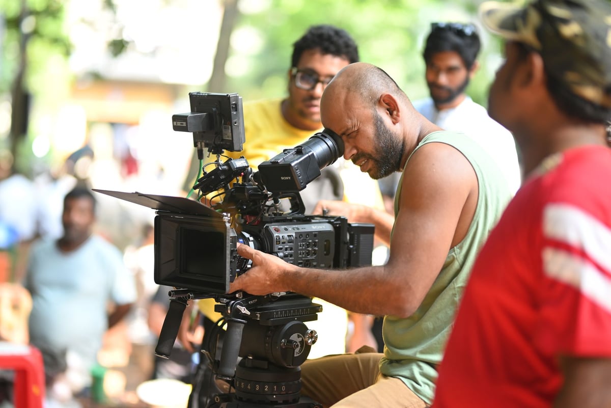 câmera de cinema filmando cena de documentário