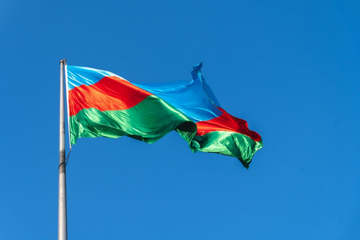 Bandeira ao vento em alusão histórica ao Dia da Vitória