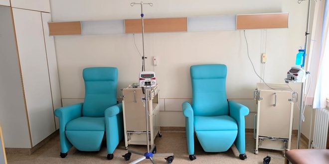 Estetoscópio sobre mesa de consultório em referência ao trabalho do cardiologista