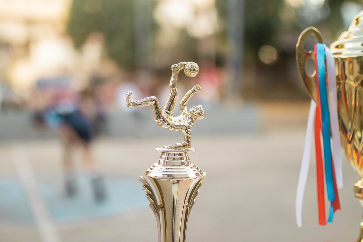 Taça de futebol antiga sobre mesa em referência ao roubo de um troféu esportivo em 1983