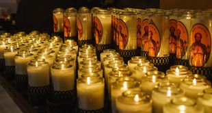 Vela e imagem religiosa em referência ao Dia de São Gonçalo de Amarante, celebrado em 10 de janeiro