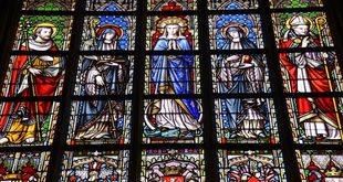 Vitral de igreja com figuras de anjos, referência ao Dia dos Santos Anjos da Guarda