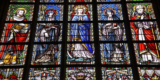 Vitral de igreja com figuras de anjos, referência ao Dia dos Santos Anjos da Guarda