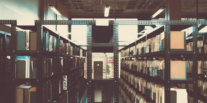 Pilha de livros didáticos sobre mesa escolar no Dia Nacional do Livro Didático