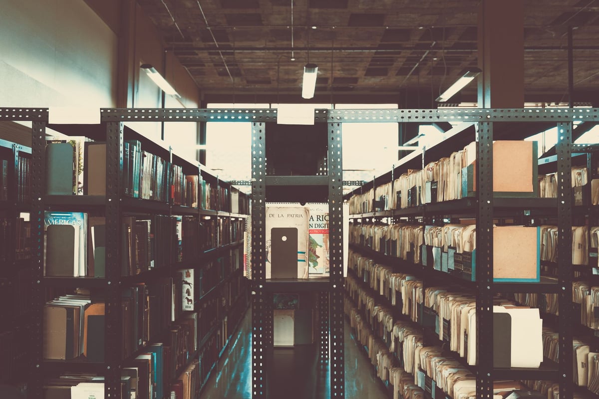 Pilha de livros didáticos sobre mesa escolar no Dia Nacional do Livro Didático
