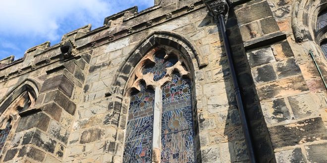 vitral de igreja com imagem de apóstolo evangelista