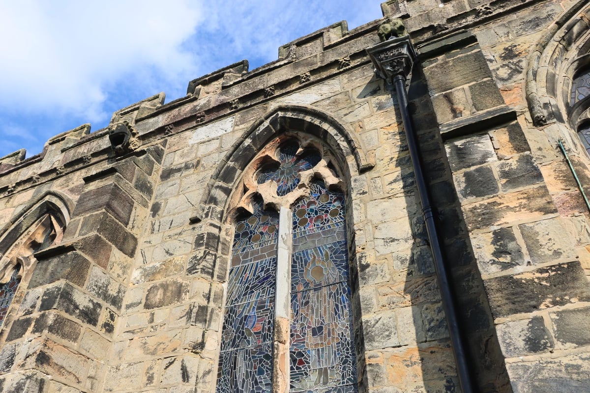 vitral de igreja com imagem de apóstolo evangelista