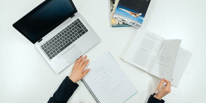 Livro aberto sobre mesa de estudo, representando o tema do professor lembrado em data religiosa de dezembro