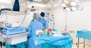 Profissional de saúde conversando com paciente em consultório sobre saúde da mulher