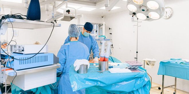 Profissional de saúde conversando com paciente em consultório sobre saúde da mulher