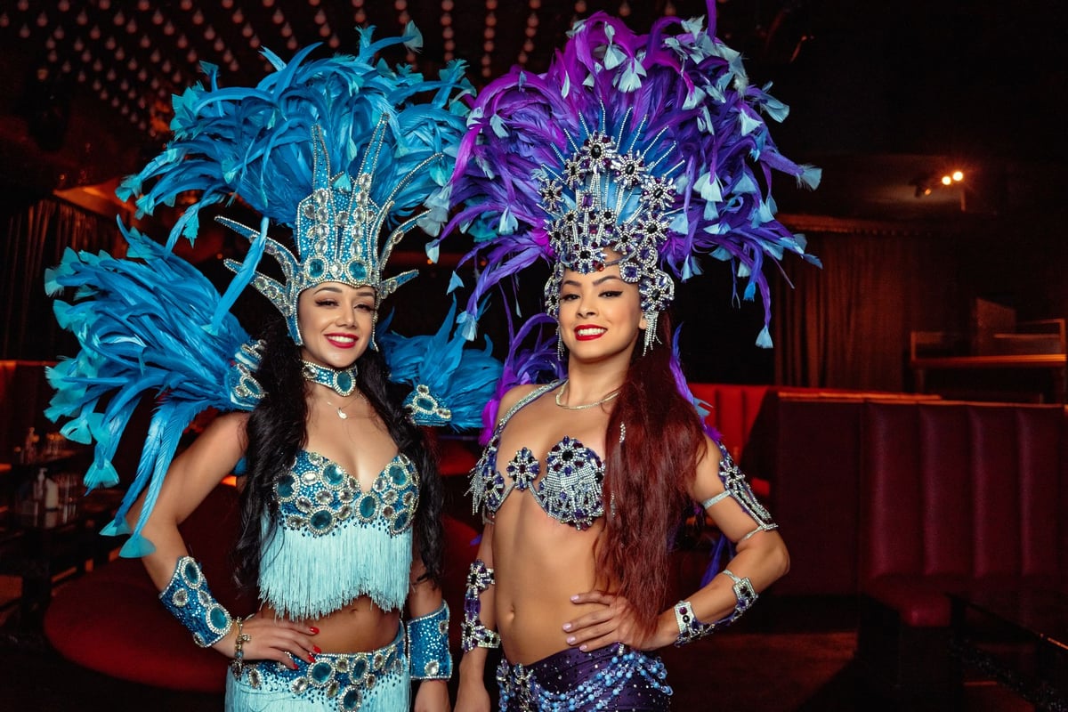 Pena e adereços coloridos de fantasia de carnaval usados por passistas de escola de samba