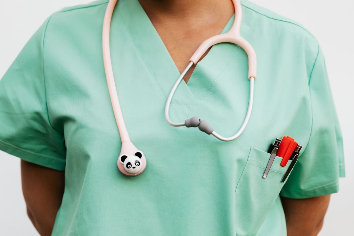 Palhaço de hospital brincando com criança internada, referência ao Dia Nacional do Riso