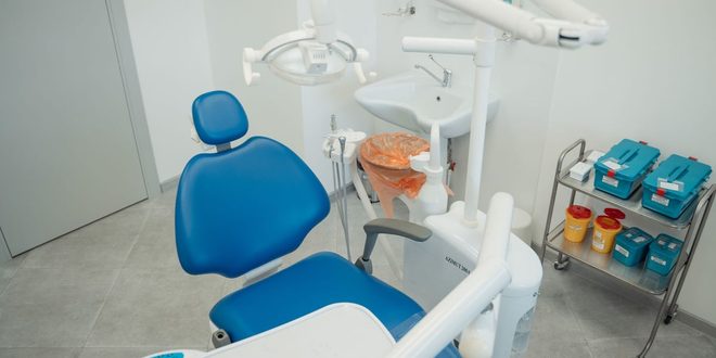 Profissional de saúde analisando exame de sangue em laboratório