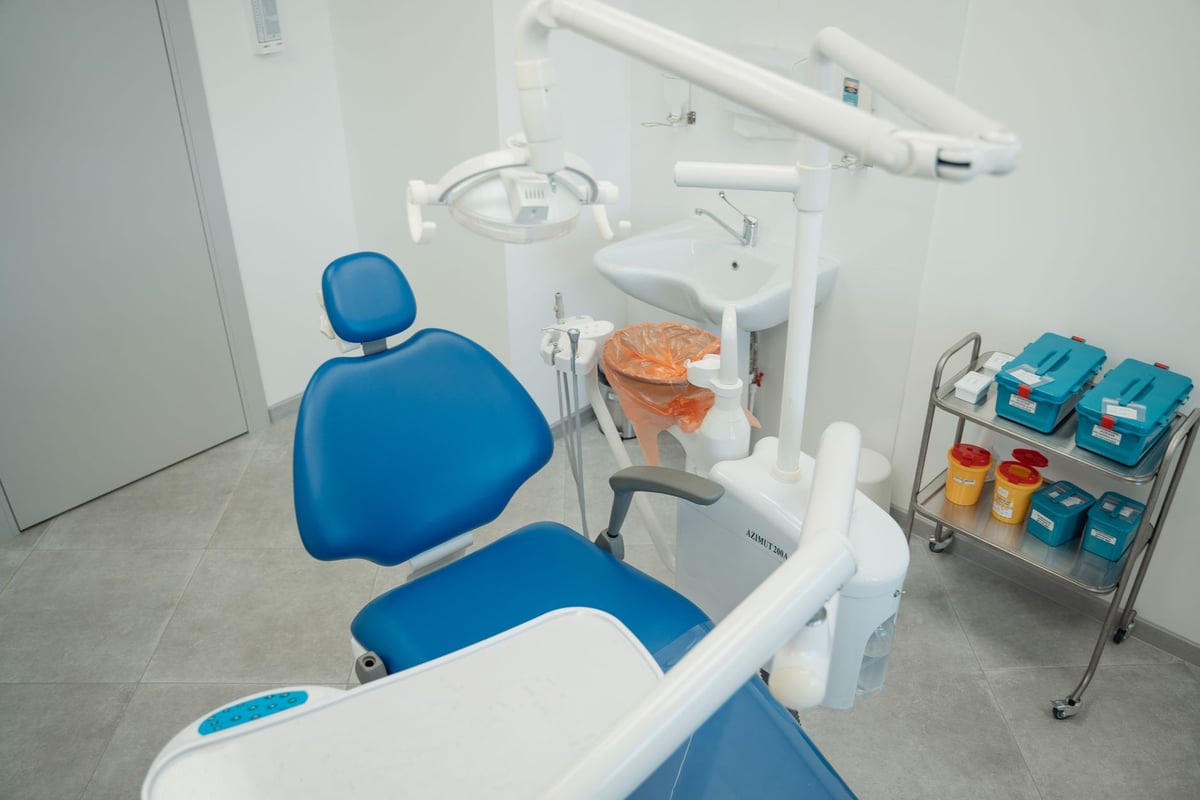 Profissional de saúde analisando exame de sangue em laboratório