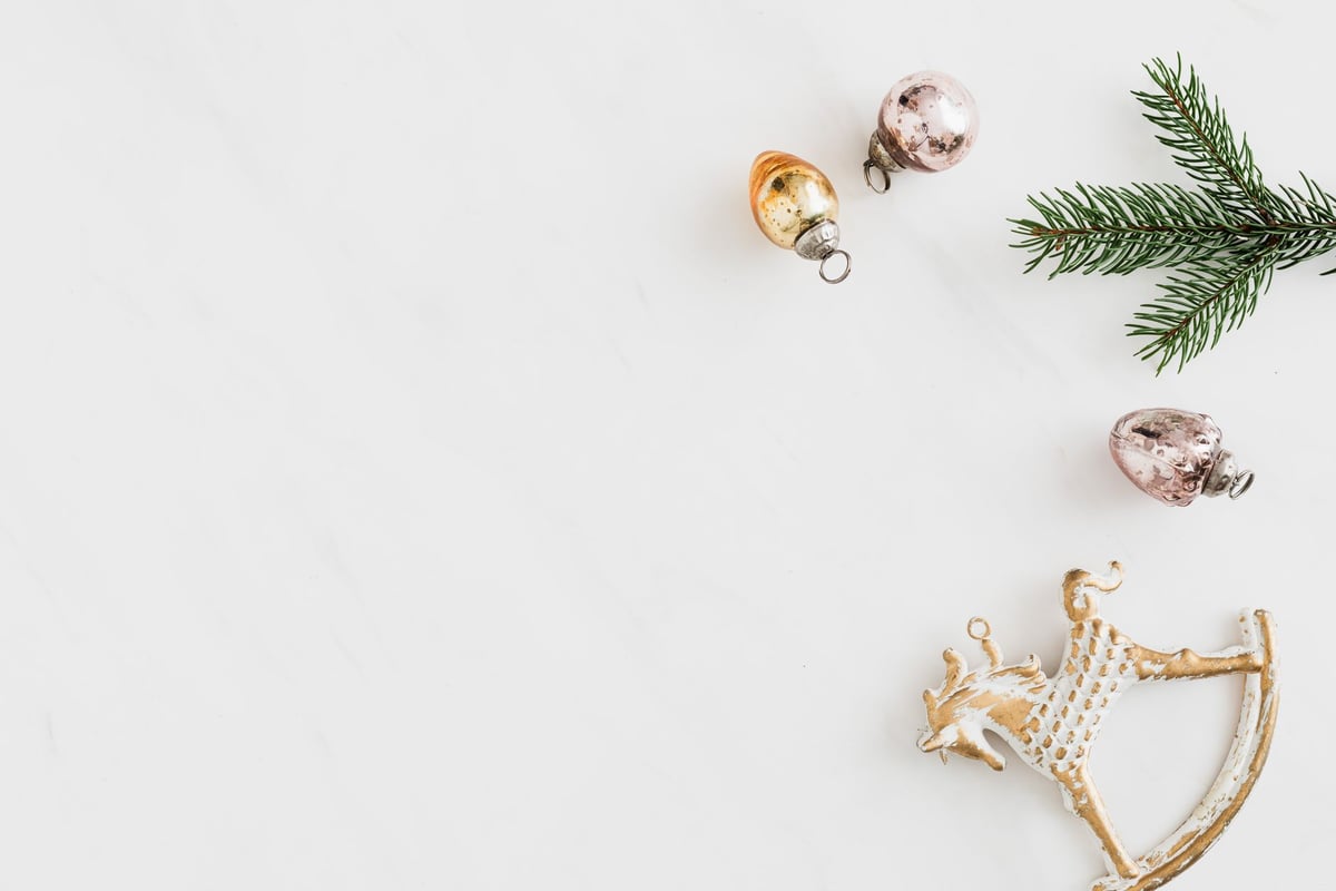 Enfeites natalinos e luzes de Natal simbolizando o feriado nacional de 25 de dezembro no Brasil