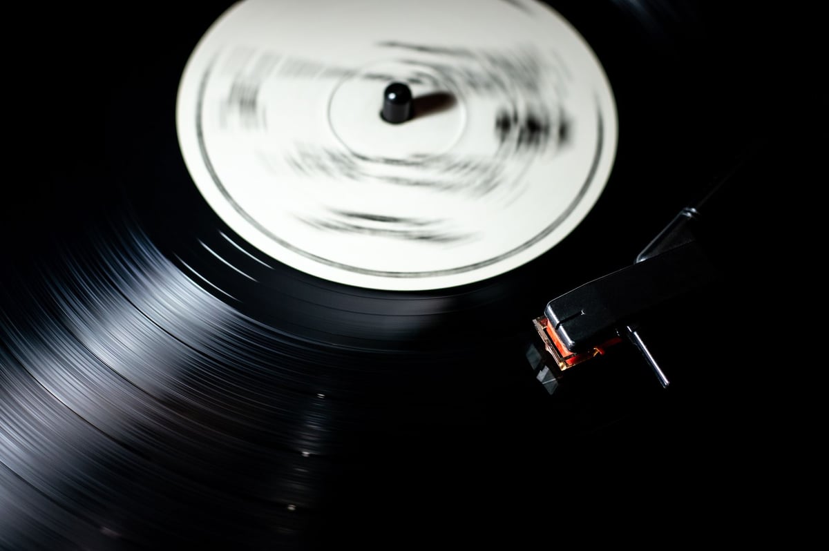 Disco de vinil sendo tocado em toca-discos