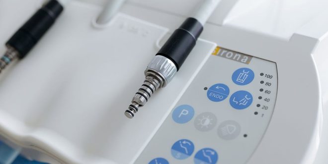 Profissional de saúde com máscara em laboratório, representando preparação para epidemias no calendário internacional