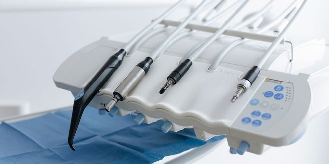 Profissional de saúde segurando recém-nascido em maternidade logo após o parto