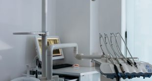 Fonoaudióloga realizando teste auditivo em bebê recém-nascido no hospital