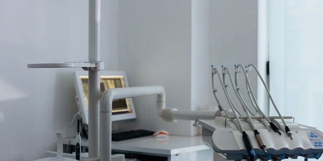 Fonoaudióloga realizando teste auditivo em bebê recém-nascido no hospital