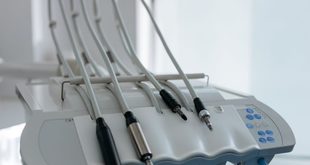 mãos de profissional de saúde segurando a mão de paciente em leito hospitalar
