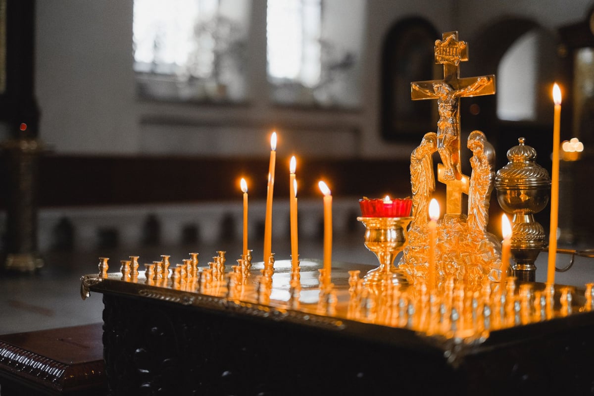 Vela acesa em altar católico em referência ao Dia de São Silvestre, no fim do calendário civil