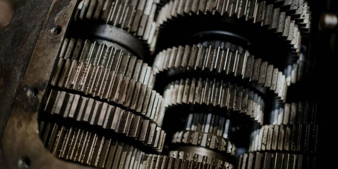 Engrenagens industriais representando o Dia da Indústria, celebrado em 25 de maio no Brasil
