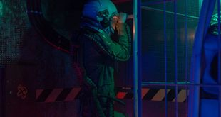 Traje espacial exposto em referência ao Dia do Astronauta e à Missão Centenário brasileira