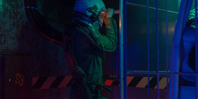 Traje espacial exposto em referência ao Dia do Astronauta e à Missão Centenário brasileira