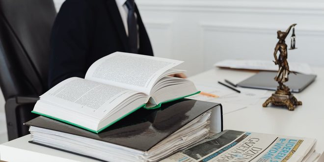 Prédio de tribunal com balança da justiça simbolizando controle de contas públicas