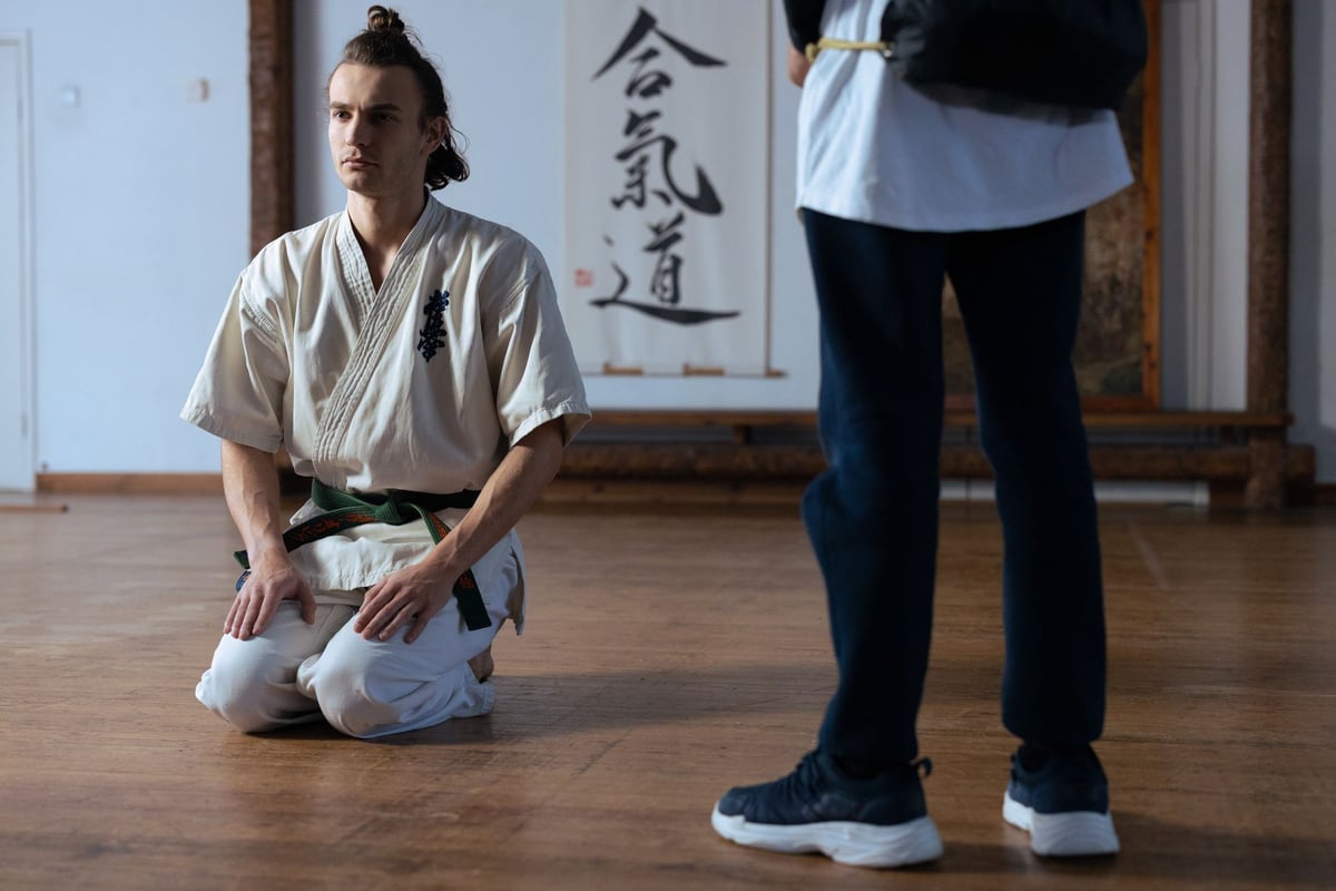 pessoas treinando defesa pessoal em academia de artes marciais