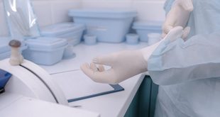 médica obstetra atendendo gestante em consultório