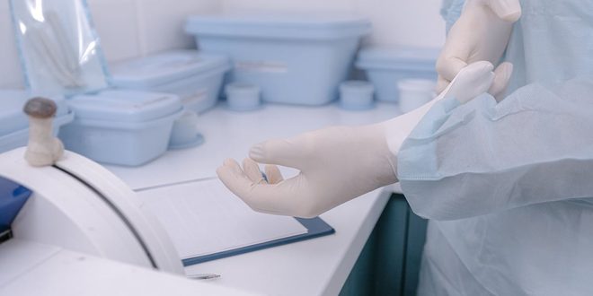 médica obstetra atendendo gestante em consultório