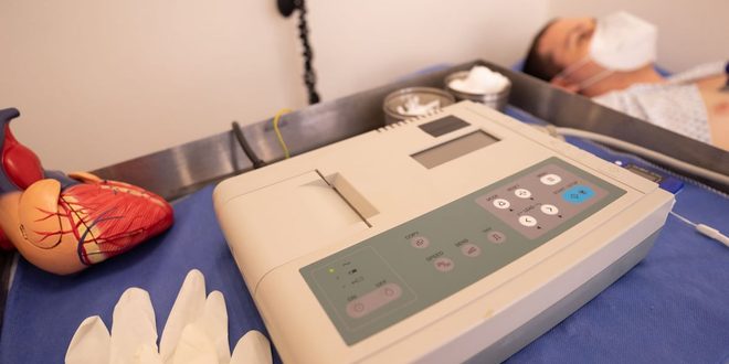 Profissional de saúde analisando amostra de sangue em laboratório