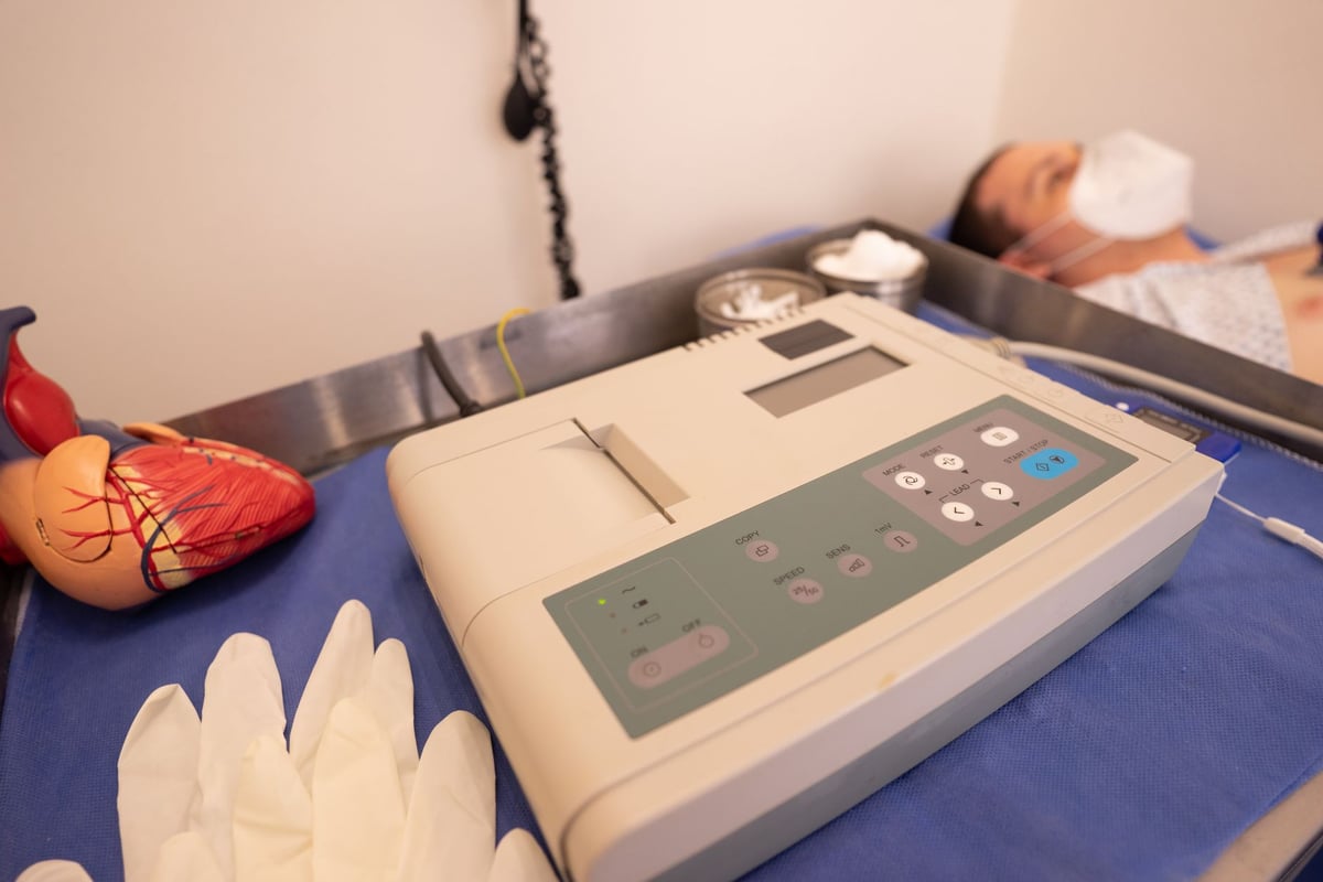 Profissional de saúde analisando amostra de sangue em laboratório