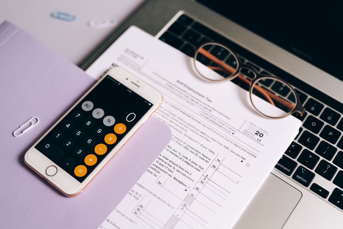 Balcão de loja com nota fiscal e calculadora sobre o balcão de atendimento