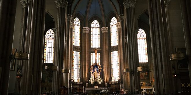 Imagem de altar decorado com flores em celebração mariana católica