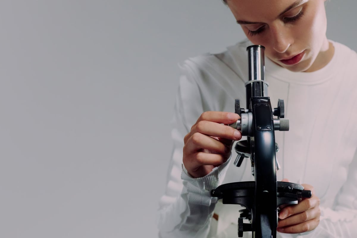 Equipe de profissionais testando protótipo de tecnologia em laboratório de inovação