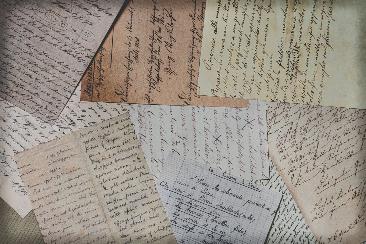 Documento antigo com selo real sobre mesa de madeira escura, iluminado por luz lateral