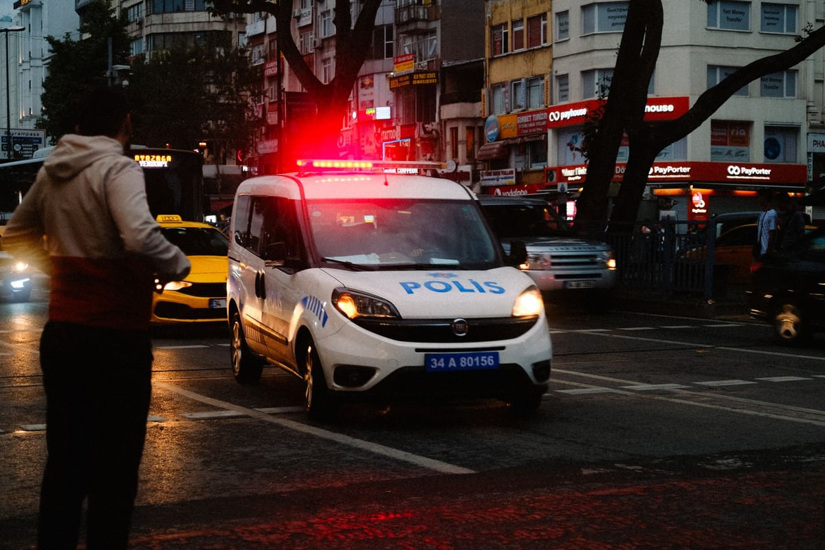 Viatura de guarda municipal estacionada em praça pública durante o dia
