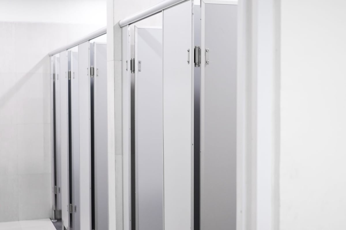 banheiro público simples com porta entreaberta
