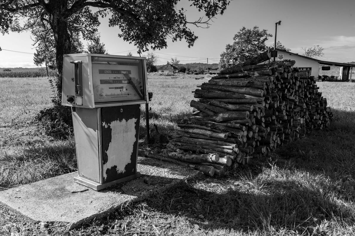 bomba de combustível antiga com bico verde de álcool em posto