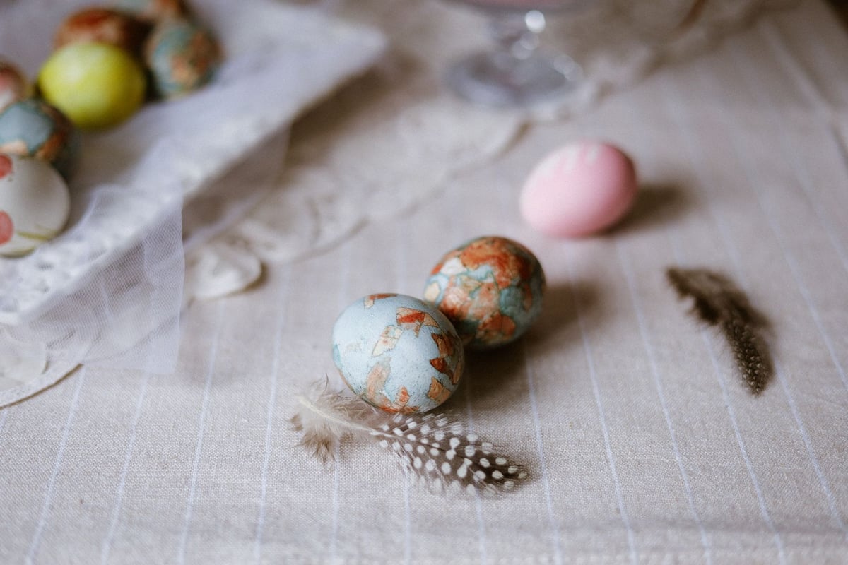 ovos de páscoa decorados sobre uma mesa de madeira