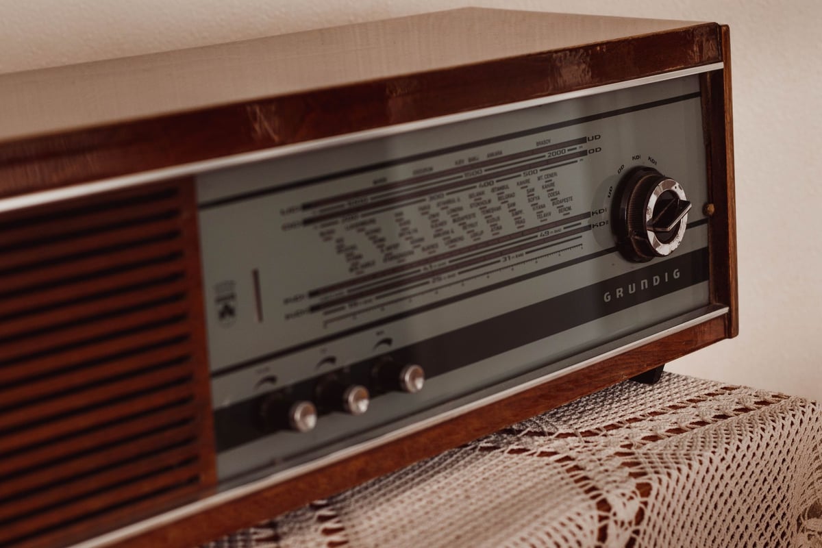 Rádio antigo de madeira sobre mesa em sala de estar